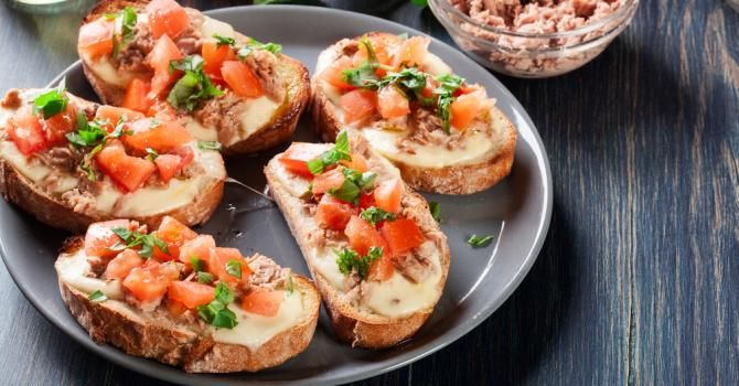 Bruschetta au thon, tomates et mozzarella, tartine minceur